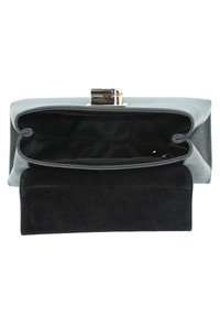Grå læder clutch-task med tekstureret overflade, der har en sort ruskinds-lap, guld hardware-lukning og et åbent indre.