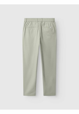 Pantaloni gri deschis cu talie elastică, cu șlițuri pentru curea și două buzunare spate cu tiv, afișați întinși pe un fundal alb.