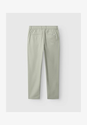 Pantaloni gri deschis cu talie elastică, cu șlițuri pentru curea și două buzunare spate cu tiv, afișați întinși pe un fundal alb.