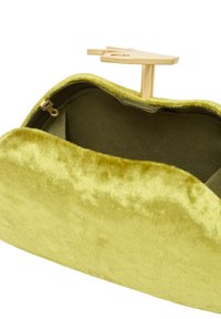 Vihreä samettinen laukku, jossa on kultainen metallinen suljin. Sisäpuolella on sileä kangaspäällyste. Pyöreä muoto, jossa on pehmeä rakenne.