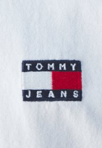 Tommy Jeans BADGE TEE - Hosszú ujjú felső - white