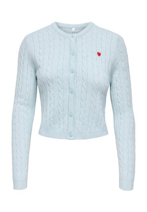 Lichtblauwe gebreide cardigan met een kabelpatroon, lange mouwen, ronde halslijn en een klein rood hartje geborduurd op de linkerborst.