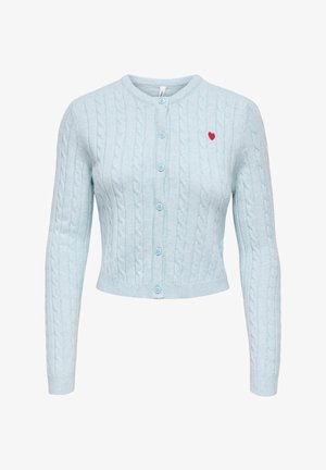 Jasnoniebieski sweter na drutach z wzorem warkocza, z długimi rękawami, okrągłym dekoltem i małym czerwonym serduszkiem wyszytym na lewej piersi.