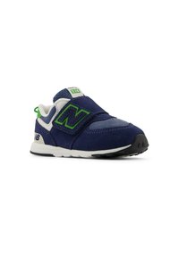 Baskets bleu marine en nubuck et maille, avec un logo "N" vert, des accents blancs, une sangle Velcro et une semelle noire texturée.