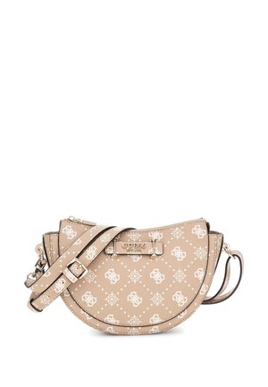 Borsa a tracolla a mezzaluna beige con loghi bianchi a disegno, tracolla regolabile e placca metallica del brand Guess sul davanti.