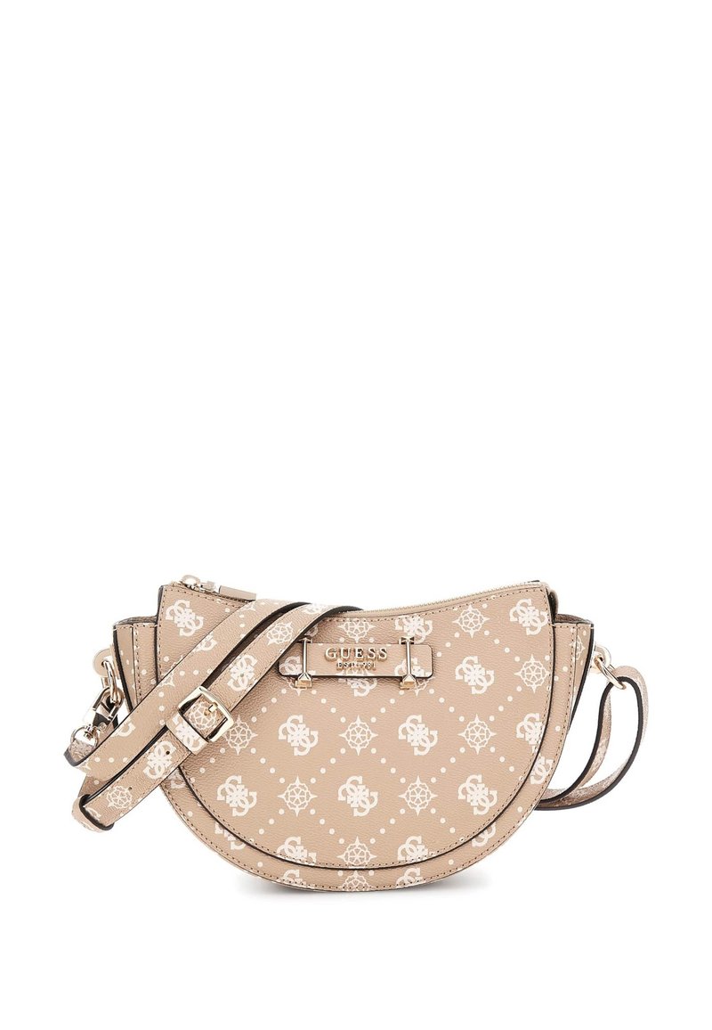 Beige halvmåne crossbody taske med hvide mønstrede logoer, justerbar rem og metal Guess mærkeplade foran.