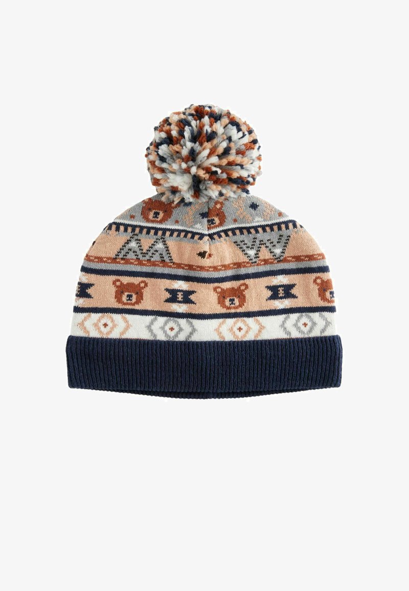 Kötött sapka pomponnal, amelyen egy színes medve és geometrikus minta található, túlnyomórészt kék, barack és krém színekben, bordázott tengerészkék szegéllyel.