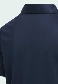 Granatowa koszulka polo z gładkiego materiału, z klasycznym kołnierzykiem i czystym, minimalistycznym wzornictwem.