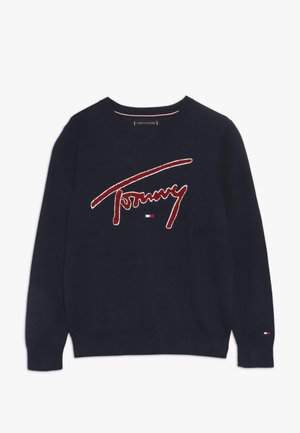 Granatowy sweter z okrągłym dekoltem z czerwoną nadrukiem "Tommy" oraz małym czerwono-biało-niebieskim logo Tommy Hilfiger na piersi i mankiecie rękawa.