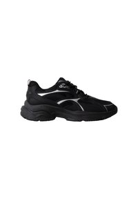 Baskets de sport noires avec semelle épaisse, panneaux en mesh et accents blancs, inclinées vers la gauche, isolées sur fond blanc.