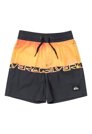Jungen-Badeshorts mit einem Farbverlauf von Orange zu Gelb oben, schwarzem unteren Teil, schwarzem Tunnelzug am Bund und Quiksilver-Logo am unteren linken Bein.