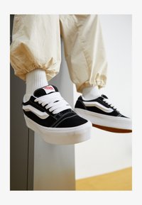 Selezionato, black/true white