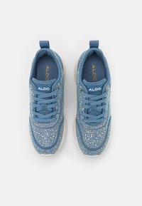 Sneakers blu con una tomaia testurizzata, decorati con strass, punta tondeggiante e lacci piatti. Logo sulla linguetta, suola in gomma bianca.