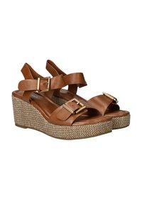 Braune Leder-Wedgesandalen mit zwei breiten Riemen, goldenen Schnallen und einer geflochtenen Seilplattform. Sie verfügen über eine glatte Textur und ein offenes Zehendesign.
