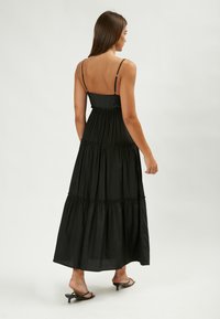 INFLUENCER Maxikleid - black