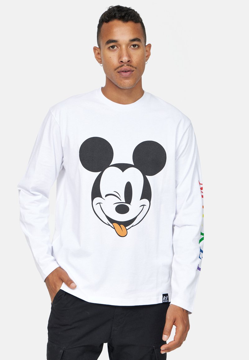 Hvid langærmet t-shirt med et stort sort-hvidt Mickey Mouse grafik, samt farverig tekst langs ærmet og et mærke på kanten.