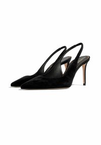 Crne süed cipele s remenom oko pete, s ostrim prstima, uskim potpeticama i izrezanim stranama, s kožnom unutrašnjošću i detaljima šivanja.