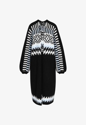 Sweter w dzianinie w kolorze czarnym, z geometrycznymi wzorami w niebieskim, białym i czarnym. Luźny krój, długie rękawy i otwarty fason.