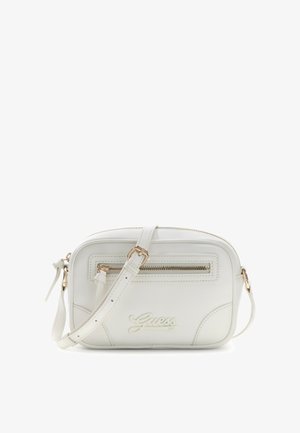 Sac bandoulière rectangulaire blanc avec sangle réglable, poche avant zippée et logo "Guess" embossé en blanc assorti.