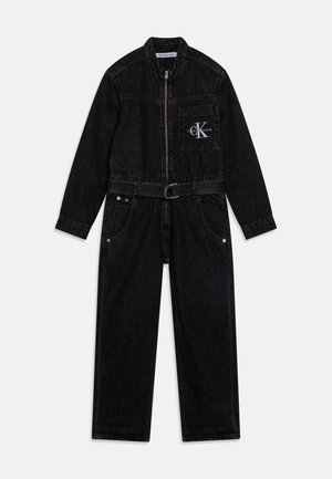 Sort denim-dragt med lynlås, høj krave og bælte i taljen. Har en brystlomme med logo, lige ben og sidelommer.