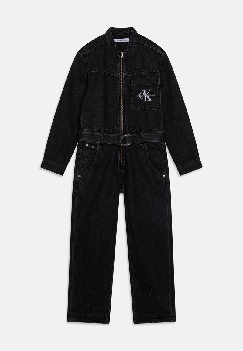 Musta farkkuhaalari vetoketjulla, korkealla kauluksella ja vyötäröllä vyö. Edessä rintatasku logolla, suorat lahkeet ja sivutaskut.