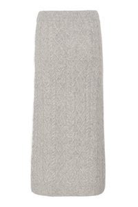 Jupe grise en tricot à torsades avec une taille ajustée et une longueur midi. Présente un motif texturé sur l'ensemble et un ourlet côtelé. Matériau doux en mélange de laine.