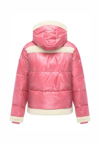 Polstret pink jakke med en glansfuld finish, med en shearling-fórret hætte og manchetter, vandret quiltede sektioner og et cropped design.
