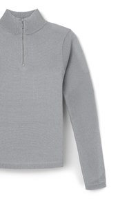 Pullover grigio chiaro a mezze zip realizzato in tessuto a maglia testurizzato. Caratterizzato da un colletto alto e maniche lunghe, con un design aderente e polsini a coste.