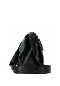 Borsa in pelle nera con superficie testurizzata, accentata da catena e una tracolla larga e regolabile. Presenta un design morbido e una chiusura con zip.
