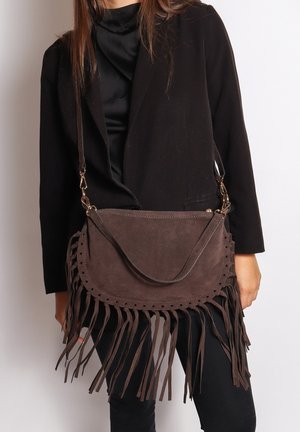 Borsa a tracolla in suede marrone con fondo frangiato, bordo decorativo perforato e tracolla removibile. Texture liscia e forma arrotondata.