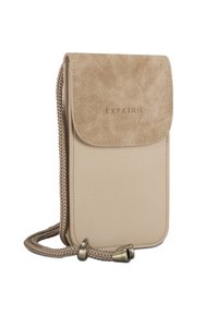 Beige läder crossbody-väska med en mockaflap, med präglad "EXPATRIÉ"-logotyp, flätad rem och metalldetaljer på remens ändar.