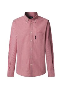 Chemise à manches longues à carreaux rouges et blancs, avec un col boutonné et une poche poitrine avec une étiquette noire.