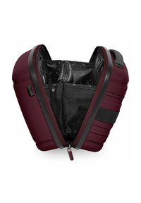 Bordeaux rugzak met een gevormde buitenkant, een ritssluiting, textuurstof en een zwart gevoerde binnenkant met meerdere compartimenten.