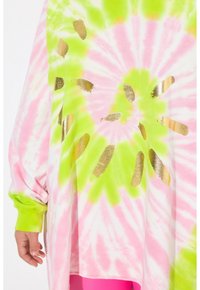 Camisa de manga larga oversize en tie-dye rosa y verde con acentos dorados. Tejido de algodón suave, con un dobladillo redondeado y un patrón vibrante.