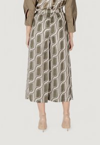 Pantaloni culotte in tessuto stampato color verde oliva e crema. Presentano una vita elasticizzata e una silhouette ampia e fluente.