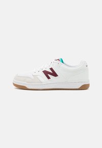 Weißer Sneaker mit strukturiertem Obermaterial, maroonfarbenem "N"-Logo, hellgrauen Wildlederakzenten und einer Sohle aus Gummi. Verfügt über einen gepolsterten Kragen und Zunge.