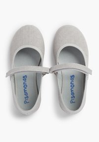 Zapatos Mary Jane de lona gris con parte superior texturizada, punta redondeada y correa ajustable. Logo azul "Pisamonas" impreso en el interior.