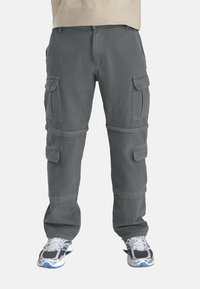 Pantalons cargo gris en coton avec plusieurs poches lat�érales et une coupe décontractée. Caractéristiques de style cargo avec fermetures à rabat sécurisées.