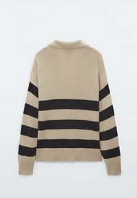 Beige trui met zwarte horizontale strepen, gebreid materiaal, geribbelde manchetten en zoom, en een omgeslagen kraag. Alleen achterkant weergegeven.