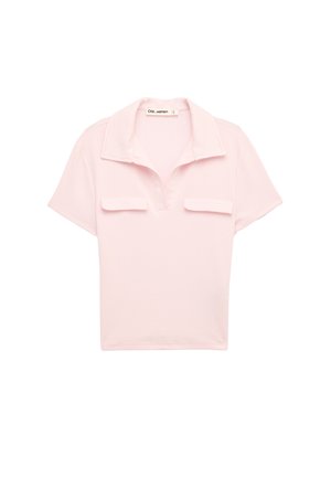 Polo à manches courtes rose clair avec un col large et deux poches à rabat sur la poitrine, présenté sur un fond blanc.