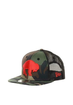 Camouflage-Baseballcap mit einer strukturierten Vorderseite, Netzrücken und rotem Büffellogo. Verfügt über einen flachen Schirm und einen verstellbaren Snapback-Verschluss.