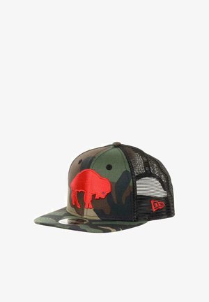 Camouflage-Baseballcap mit einer strukturierten Vorderseite, Netzrücken und rotem Büffellogo. Verfügt über einen flachen Schirm und einen verstellbaren Snapback-Verschluss.