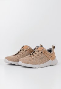 Braune Filz-Sneaker mit grauen Akzenten, einer leichten, gepolsterten Sohle und einem vorderen Schnürsystem. Verfügt über einen strukturierten Stoff und ein Logo-Detail.