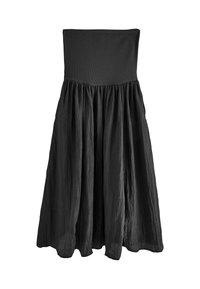 Robe noire sans bretelles avec un haut extensible et une jupe ample et froncée en tissu texturé, offrant une silhouette douce et fluide.