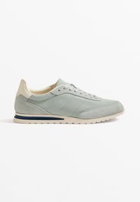 Graue Wildleder- und Ledersneaker mit runder Zehenform, geschnürtem Vorderteil und cremefarbenen Akzenten. Verfügt über eine strukturierte Sohle und einen dezenten marineblauen Streifen.