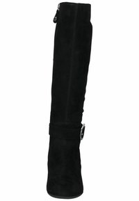 Knähöga svarta mockastövlar med en åtsittande form, dragkedjestängning och ett dekorativt spänne runt ankeln. Slät yta, hög siluett.