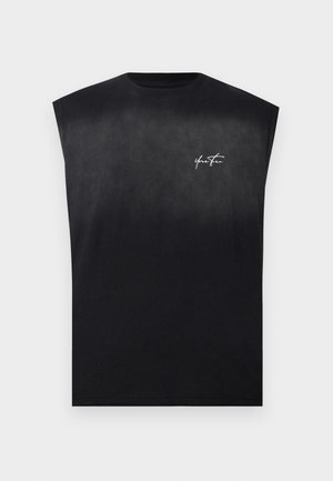 T-shirt noir sans manches avec épaules rembourrées et petit texte manuscrit blanc sur la poitrine gauche indiquant « Your Story. »