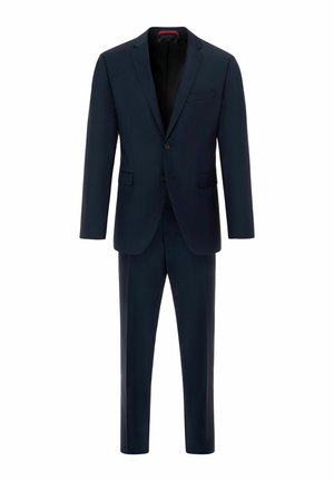 Donkerblauw pak met een enkel-breasted jasje met opstaande revers, twee voorzakken en bijpassende broeken. De stof lijkt soepel en op maat gemaakt.