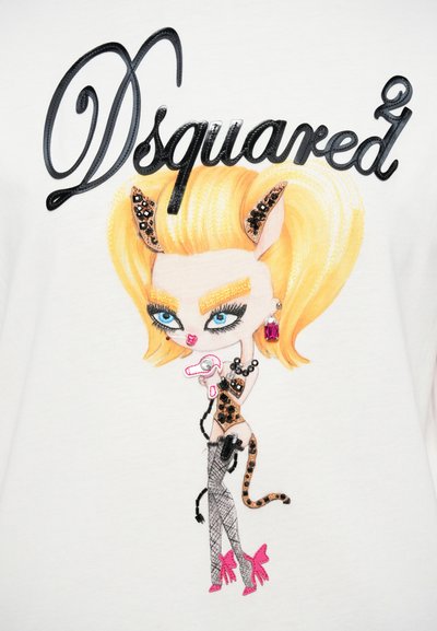 Maglietta bianca con un personaggio dei cartoni animati colorato, capelli biondi, orecchie da animale e accessori audaci, tra cui un microfono e tacchi alti rosa.