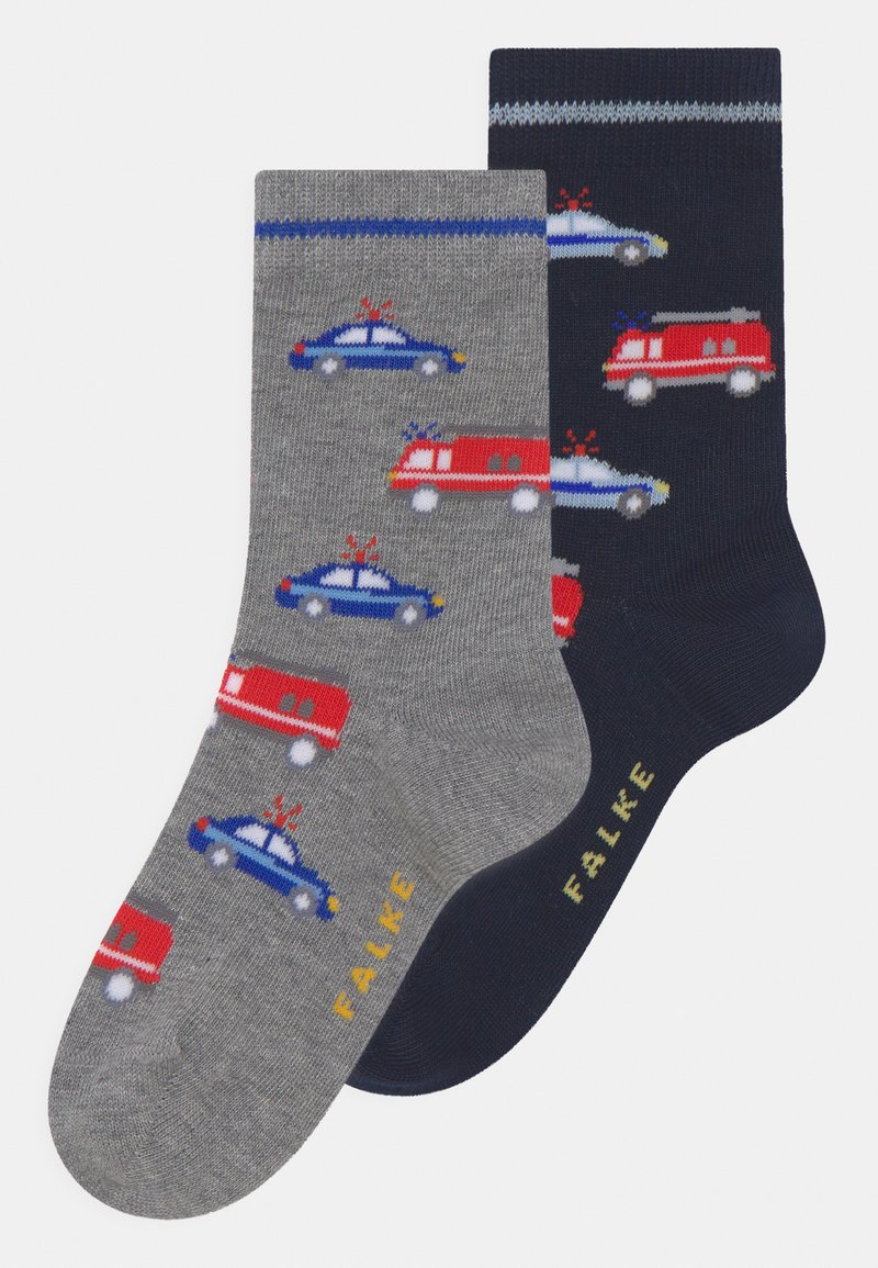 Deux paires de chaussettes de bateau : une grise avec des motifs de véhicules bleu et rouge, et une marine avec des designs similaires. Chacune présente des chevilles contrastées et un logo.